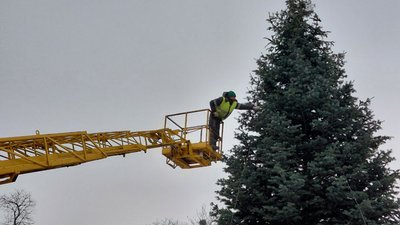 Демонтування головної ялинки міста