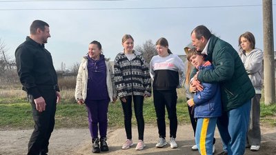 На Херсонщину повернули сімох дітей, яких пів року тому вивезли до Євпаторії військові РФ На Херсонщину повернули сімох дітей, яких пів року тому вивезли до Євпаторії військові РФ