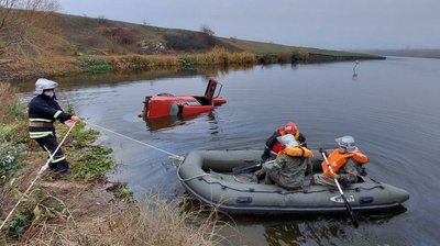У Кропивницькому районі автівка впала у ставок, водій загинув