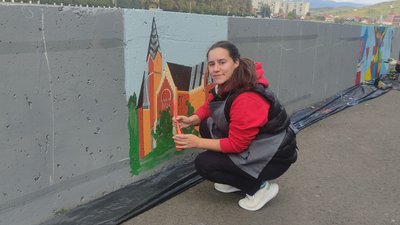 Костел, голуби та абстрактні малюнки: в Мукачеві студенти та школярі розмальовують дамбу Костел, голуби та абстрактні малюнки: в Мукачеві студенти та школярі розмальовують дамбу