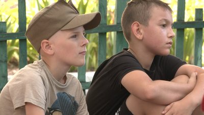 Обіймають собак і слухають лекції про Україну: у черкаській школі діє табір Обіймають собак і слухають лекції про Україну: у черкаській школі діє табір