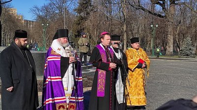 У центрі Харкова поклали квіти в пам'ять Героїв Небесної сотні У центрі Харкова поклали квіти в пам'ять Героїв Небесної сотні