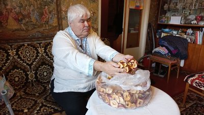 70-річний полтавець Сергій Зозуля передає військовим овочі та фрукти, які сам виростив 70-річний полтавець Сергій Зозуля передає військовим овочі та фрукти, які сам виростив