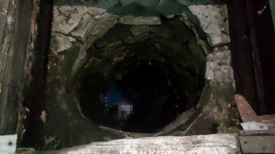 Криниця, у яку впала жінка