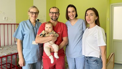 Ніколь з мамою та медиками Ніколь з мамою та медиками
