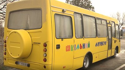 Транспорт є - їздити заборонено: чому на Херсонщині простоюють шкільні автобуси Транспорт є - їздити заборонено: чому на Херсонщині простоюють шкільні автобуси