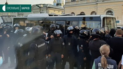 У Харкові обкидали яйцями учасників акції на підтримку побитого координатора партії Шарія У Харкові обкидали яйцями учасників акції на підтримку побитого координатора партії Шарія