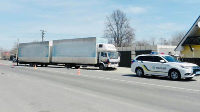 На Івано-Франківщині водій вантажівкою збив чоловіка на мопеді На Івано-Франківщині водій вантажівкою збив чоловіка на мопеді