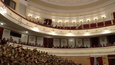 Близько 600 жителів Полтавщини відвідали урочистості з нагоди Дня соборності в обласному театрі Близько 600 жителів Полтавщини відвідали урочистості з нагоди Дня соборності в обласному театрі