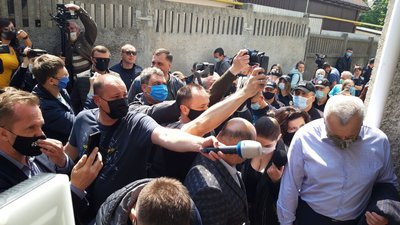 У Черкасах біля слідчого управління містяни мітингують на підтримку мера У Черкасах біля слідчого управління містяни мітингують на підтримку мера