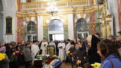 У Луцьку попрощалися з загиблими захисниками Ігорем Грабком та Андрієм Жуком У Луцьку попрощалися з загиблими захисниками Ігорем Грабком та Андрієм Жуком