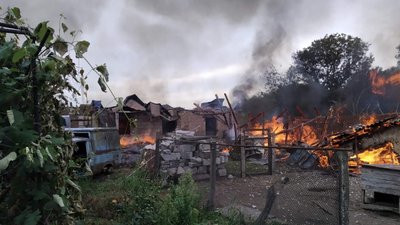 Намагалися загасити самі: на Чернігівщині згоріли два сараї, авто та житловий будинок Намагалися загасити самі: на Чернігівщині згоріли два сараї, авто та житловий будинок