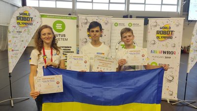 На Рівненщині подружжя переселенців навчає дітей робототехніці та програмуванню На Рівненщині подружжя переселенців навчає дітей робототехніці та програмуванню