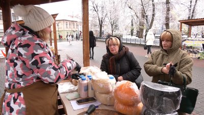 Від бринзи й вурди до натуральних чаїв і макарунів. У Франківську провели крафтовий ярмарок Від бринзи й вурди до натуральних чаїв і макарунів. У Франківську провели крафтовий ярмарок