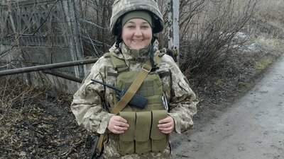Ніколи не вивчали військову справу. У Чернівцях військовослужбовиці добровільно пішли на фронт Ніколи не вивчали військову справу. У Чернівцях військовослужбовиці добровільно пішли на фронт