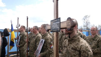 На Алеї героїв у Чукалівці Івано-Франківської громади поховали трьох бійців 78 батальйону 102 бригади На Алеї героїв у Чукалівці Івано-Франківської громади поховали трьох бійців 78 батальйону 102 бригади