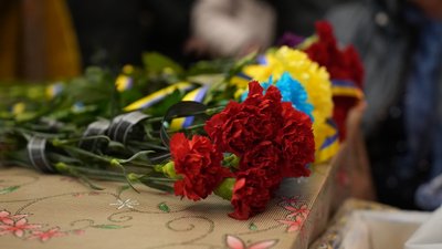 У Сумах провели в останню путь військовослужбовця Андрія Сіробабу У Сумах провели в останню путь військовослужбовця Андрія Сіробабу