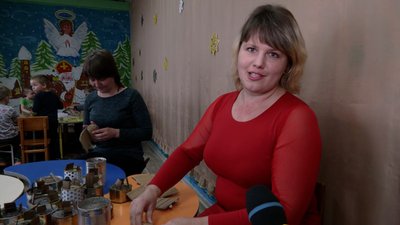 На Чернігівщині діти роблять окопні свічки для захисників України