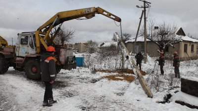 Енергетики відновлюють мережі у селі Топольському на Ізюмщині Енергетики відновлюють мережі у селі Топольському на Ізюмщині