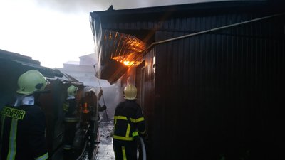 Горіло кафе: подробиці пожежі на центральному ринку у Чернігові