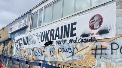 У Торонто пекарню активіста української громади розмалювали графіті на підтримку Росії