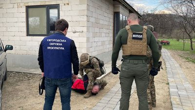 Перевозили через кордон чоловіків за 4,5 тисячі доларів: на Закарпатті взяли під варту трьох чоловіків Перевозили через кордон чоловіків за 4,5 тисячі доларів: на Закарпатті взяли під варту трьох чоловіків