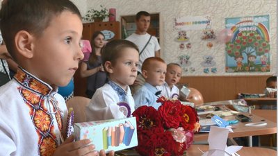 Лінійки, квести та чаювання — у школах Черкащини відсвяткували День знань Лінійки, квести та чаювання — у школах Черкащини відсвяткували День знань