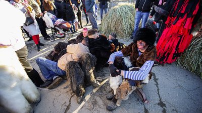 "Маланка була і за союзу, і в пандемію". Репортаж з наймасштабнішої на Буковині переберії "Маланка була і за союзу, і в пандемію". Репортаж з наймасштабнішої на Буковині переберії