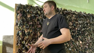 Щодня плетуть маскувальні сітки для техніки. Як херсонці допомагають військовим і один одному Щодня плетуть маскувальні сітки для техніки. Як херсонці допомагають військовим і один одному