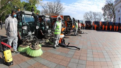 Одеські вулиці дезінфікують близько 90 одиниць техніки