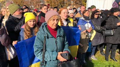 Українські прапори в центрі міста. Як минув четвертий день після деокупації в Херсоні Українські прапори в центрі міста. Як минув четвертий день після деокупації в Херсоні