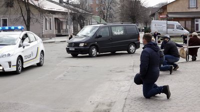 Зустрічали на колінах. У Калуш привезли тіло загиблого героя у російсько-українській війні Зустрічали на колінах. У Калуш привезли тіло загиблого героя у російсько-українській війні