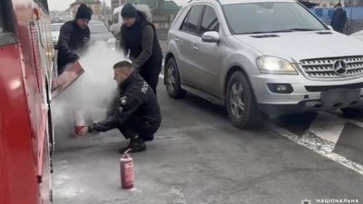 Поліцейський гасить пожежу