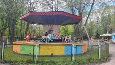 Містечко атракціонів у парку Шевченка в Рівному відкриває сезон Містечко атракціонів у парку Шевченка в Рівному відкриває сезон