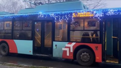 Святковий тролейбус у місті
