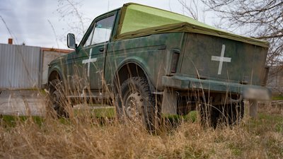 "Якби не автівка, то ми могли бути і 300-ті": у Дніпрі волонтери ремонтують автівки для військових
