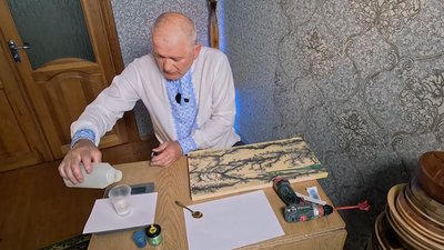 Лікар із Рівного випалює візерунки на дереві струмом у 3000 вольт