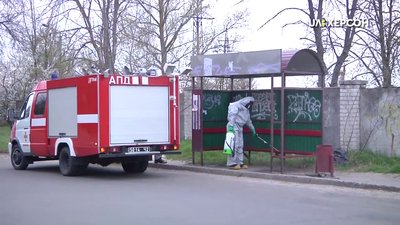 30 зупинок щодня дезінфікують рятувальники в Херсоні