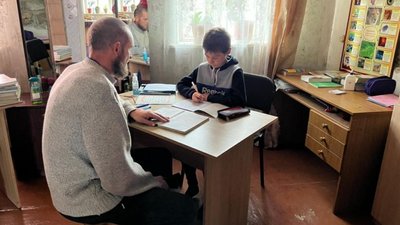 Є буржуйка, парти, Starlink. Як навчаються діти зруйнованої школи після деокупації громади на Донеччині