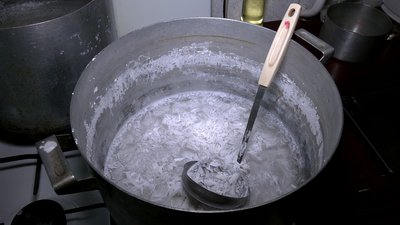 У Рівному волонтерки на домашній кухні виготовляють хімічні грілки для ЗСУ У Рівному волонтерки на домашній кухні виготовляють хімічні грілки для ЗСУ
