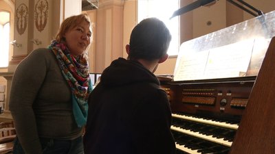 Надія Величко навчає учня Надія Величко навчає учня
