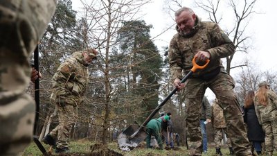Військові садять дерева Військові садять дерева