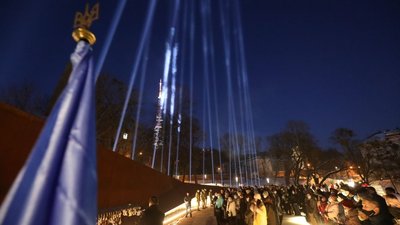 У Львові в пам’ять про Героїв Майдану в небо запустили світлові промені У Львові в пам’ять про Героїв Майдану в небо запустили світлові промені