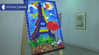 Популяризують сортування відходів: у Маріуполі роблять картини з пластикових кришечок Популяризують сортування відходів: у Маріуполі роблять картини з пластикових кришечок
