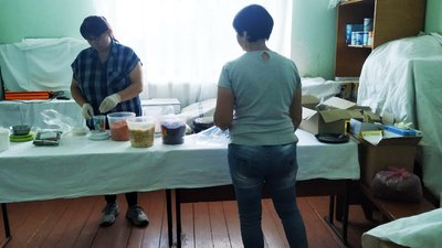 Волонтери з Волині готують сухий борщ для військових