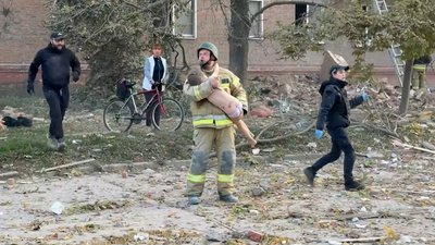 Дівчинка, яку врятували з-під завалів у будинку у Прилуках наразі у лікарні
