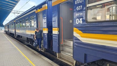 Затримка потягів на Запорізькому напрямку внаслідок російських обстрілів: рейси
