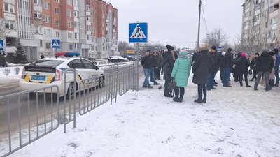 Прохід на замку: жителі мікрорайону у Луцьку звернулися у поліцію через загороджену стежку Прохід на замку: жителі мікрорайону у Луцьку звернулися у поліцію через загороджену стежку