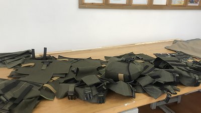 "Сидіти — негоже, бо наші хлопці там стоять за нас". Як у Болехові волонтери виготовляють аптечки й маскувальні сітки "Сидіти — негоже, бо наші хлопці там стоять за нас". Як у Болехові волонтери виготовляють аптечки й маскувальні сітки