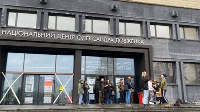 Правоохоронці знову приїхали з обшуками у "Довженко-Центр" Правоохоронці знову приїхали з обшуками у "Довженко-Центр"